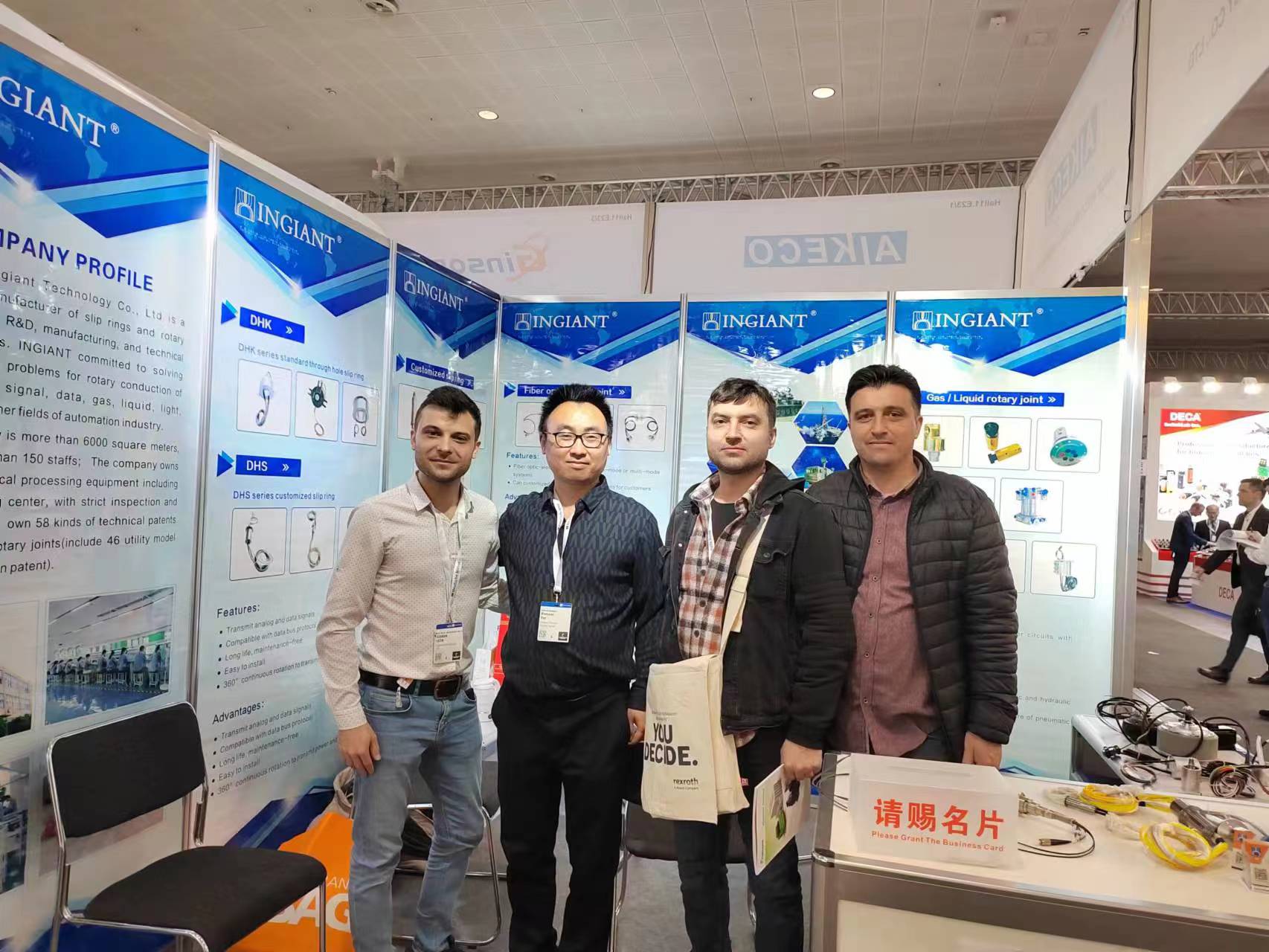 九江看影片APP科技在德国工业博览会与国外客户合影