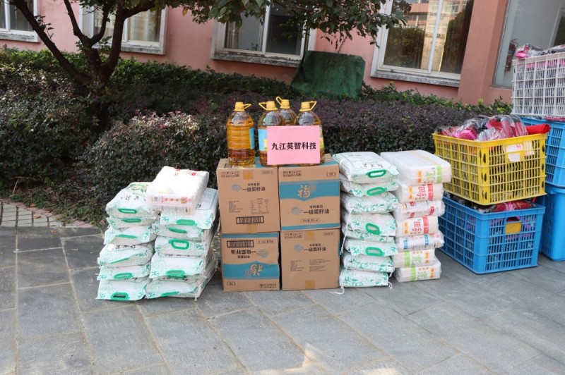 看影片APP科技送养老院物资